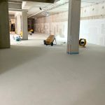 Showroom im Rohbau mit weißen Trockenbauwänden. Trocknungsgeräte und Lüfter in der Rheinallee 56A, 55118 Mainz