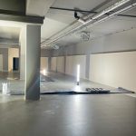 in grau gestrichener Showroom mit dekorativen weißen Trockenbauwände noch in Bauzustand und an der Decken Lüftungssysteme in der Rheinallee 56A, 55118 Mainz