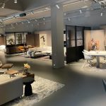 Showroom mit Stühlen, Tischen, Teppichen, Trennwände und Kommoden. Lichtsysteme an der Decken in der Rheinallee 56A, 55118 Mainz