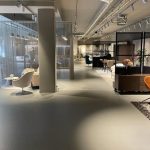 Showroom mit weißen und farbigen Sesseln, Trennwänden, Kommoden und Regalen in der Rheinallee 56A, 55118 Mainz