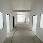 Flur mit weißen Wänden, Türen und Fenstern während der Bauzeit in der Heinrich-Krumm-Straße, Offenbach