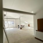 Dachwohnung mit Fenster und Querbalken, Tisch und Stühlen der Bauarbeiter in der Heinrich-Krumm-Straße, Offenbach