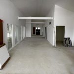 Dachwohnung mit weißen Wänden und Querbalken in der Heinrich-Krumm-Straße, Offenbach