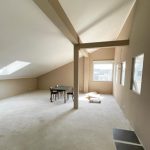 Dachgeschoss mit Fenstern, Tisch und Stühlen in Bauzeit in der Heinrich-Krumm-Straße, Offenbach