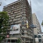 Fassade Baustelle mit Baustellenaufzug und Container für Baumaterial Schutt in der Ostparkstr. 45, 60385 Frankfurt am Main