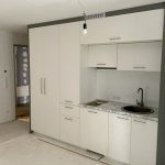 moderne weißer Küchenzeile, schwarzes rundes Spülbecken und Marmorablage in der Ostparkstr. 45, 60385 Frankfurt am Main