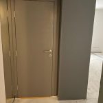 Grauer Badezimmer Tür mit silbernen Türgriff in der Ostparkstr. 45, 60385 Frankfurt am Main