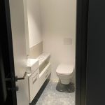 weißes Badezimmer mit Waschbecken, Schränke, modernem WC und WC-Spülung in der Ostparkstr. 45, 60385 Frankfurt am Main