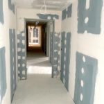 Hausflur mit Wandanstrich in Weiß und Grau in der Ostparkstr. 45, 60385 Frankfurt am Main