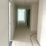 weißer Hausflur mit hängenden Deckenkabel in der Bauzeit in der Ostparkstr. 45, 60385 Frankfurt am Main