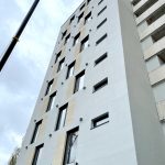 Kran an weißer Fassade mit Fenstern und beigen Balkontüren in der Ostparkstr. 45, 60385 Frankfurt am Main