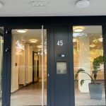 Schwarze Eingangstür mit Glas, Sprechanlage und Hausnummer in der Ostparkstr. 45, 60385 Frankfurt am Main
