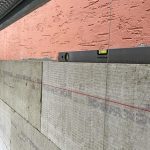 Wasserwaage an der Hauswand in der Dahlmannstraße. 58, 60385 Frankfurt am Main