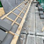 Holz Dachkonstruktion mit Dachrinnen-Halter in der Dahlmannstraße. 58, 60385 Frankfurt am Main