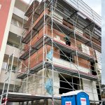 Bauarbeiter bringt auf der Baustelle in der Dahlmannstraße. 58, 60385 Frankfurt am Main Dämmungen an die Hauswand