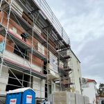 Dämmungen stehen vor der Baustelle in der Dahlmannstraße. 58, 60385 Frankfurt am Main bereit