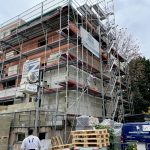 Bauarbeiter steht vor der Baustelle in der Dahlmannstraße. 58, 60385 Frankfurt am Main