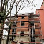 Baustelle mit Gerüstbau hinter den Bäumen in der Dahlmannstraße. 58, 60385 Frankfurt am Main