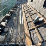 Dachrinnen-Halter mit Dachrinne an der Holz Dachkonstruktion in der Dahlmannstraße. 58, 60385 Frankfurt am Main