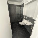 modernes weißes Badezimmer mit grauen Fliesen in der Dahlmannstraße. 58, 60385 Frankfurt am Main