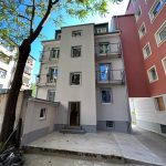 4 stöckiges weißes Haus mit grauen Absätzen in der Dahlmannstraße. 58, 60385 Frankfurt am Main