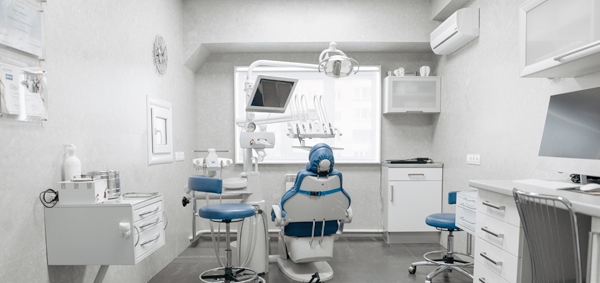 Klimatechnik an der Wand einer Arztpraxis