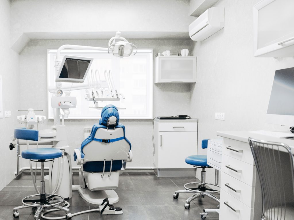 Klimatechnik an der Wand einer Arztpraxis